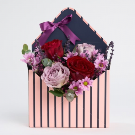 Mor Çizgili Kutuda Lila Kırmızı Gül ve Pembe Papatyalar